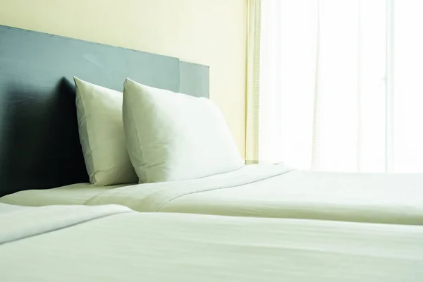 Подушка і ковдра на ліжку з прикрасою інтер'єру лампи — стокове фото