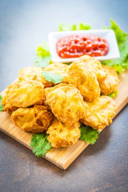 Derin yağda kızartılmış tavuk eti çağrı nugget domates veya ketçap sos ile