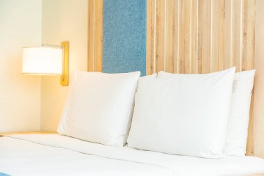 Hafif lamba ile yatak dekorasyonbeyaz rahat yastık