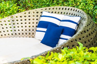 Otel re açık yüzme havuzu etrafında Şemsiye ve sandalye kanepe