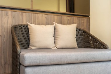 Koltuğun iç tarafında yastık var.