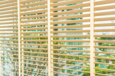 Pencerenin iç dekorasyonunu köreltir