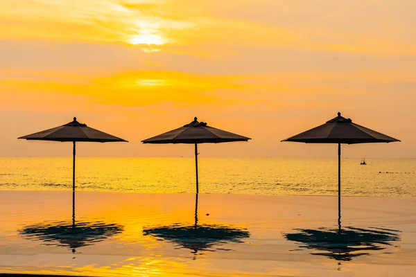 Sonnenschirm und Liegestuhl rund um Schwimmbad Neary Meer Ozean Strand bei — Stockfoto