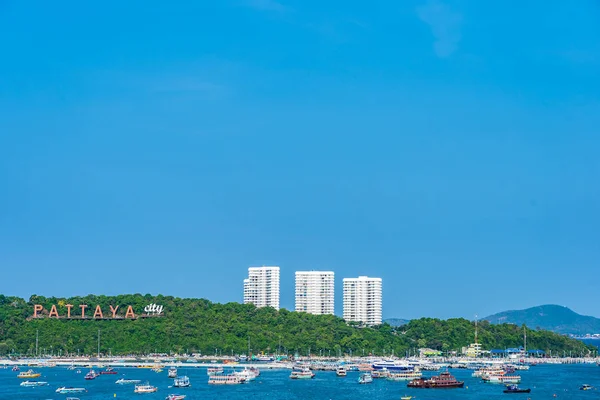 Gyönyörű tengeri óceán öbölben táj Pattaya város a kék ég — Stock Fotó