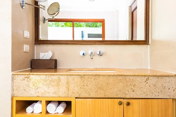 Piękna elegancja Bateria wody i umywalka dekoracji w łazience — Zdjęcie stockowe
