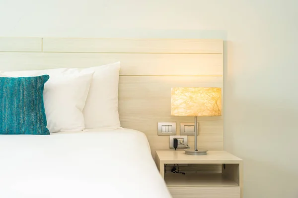 Cuscino e coperta sul letto con luce decorazione lampada interno — Foto Stock