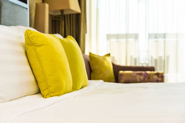 Polštář a přikrývka na posteli se světelnou výzdobou interiéru — Stock fotografie