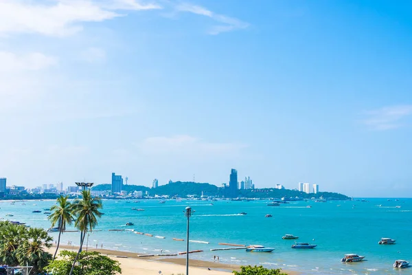 Bellissimo paesaggio e mare oceano con nuvola bianca e cielo blu — Foto Stock