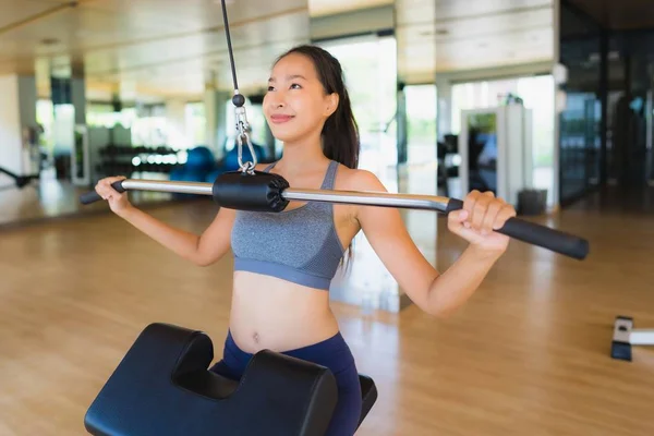 Ritratto donna asiatica che esercita e lavora in palestra — Foto Stock