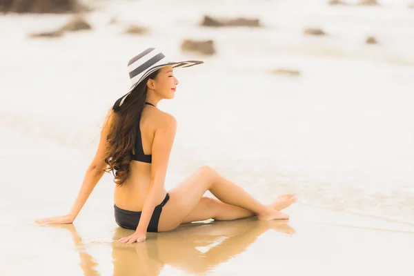 Retrato bonito jovem asiático mulher desgaste biquíni na praia se — Fotografia de Stock