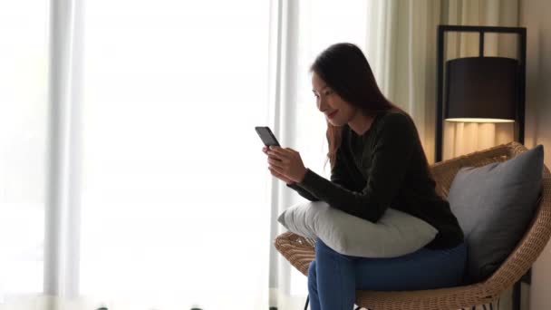 Imagens Bela Mulher Asiática Usando Smartphone Casa — Vídeo de Stock