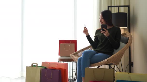 Des Images Belle Femme Asiatique Faisant Shopping Avec Smartphone Maison — Video