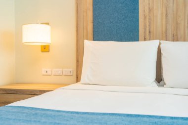 Hafif lamba ile yatak dekorasyonbeyaz rahat yastık