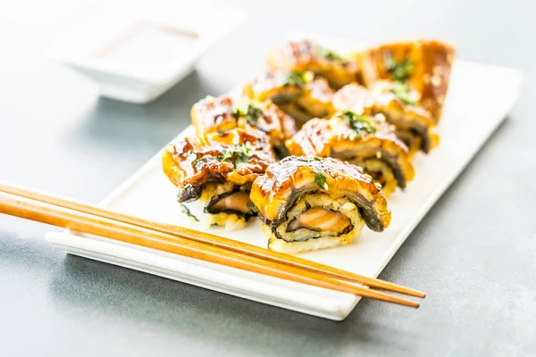 Жареный угорь или суши из унаги с соусом — стоковое фото
