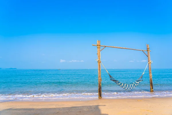 Hamaca vacía columpio en la hermosa playa y el mar —  Fotos de Stock