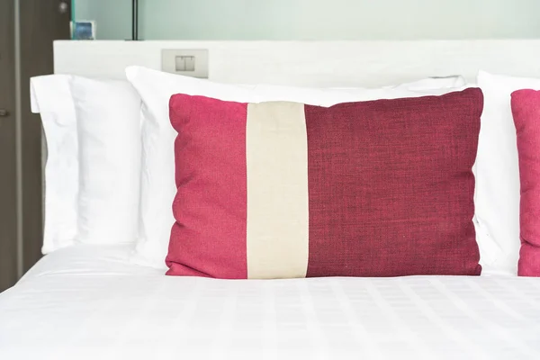 Krásný pohodlný polštář a deku na postel dekorace — Stock fotografie