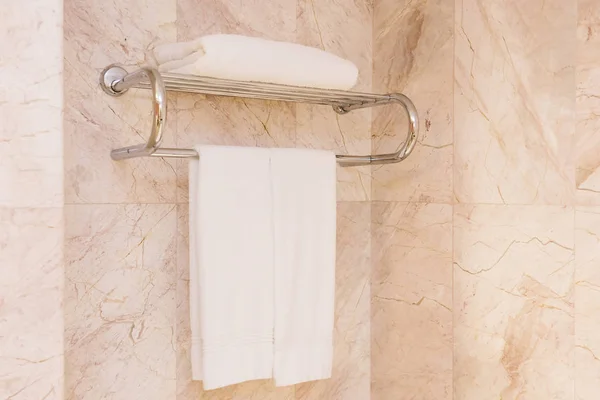 Serviette blanche dans la salle de bain — Photo