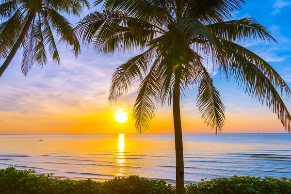 Hermoso paisaje tropical al aire libre de playa de mar océano con coc — Foto de Stock