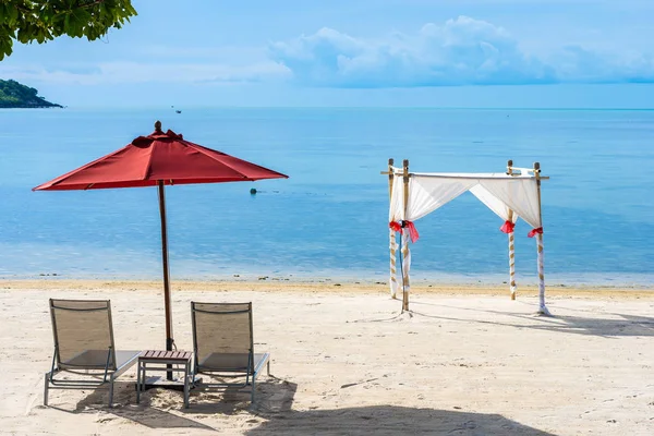 Bela praia tropical ao ar livre mar oceano com cadeira de guarda-chuva um — Fotografia de Stock