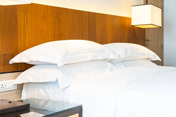 Blanco almohada cómoda en la decoración de la cama — Foto de Stock