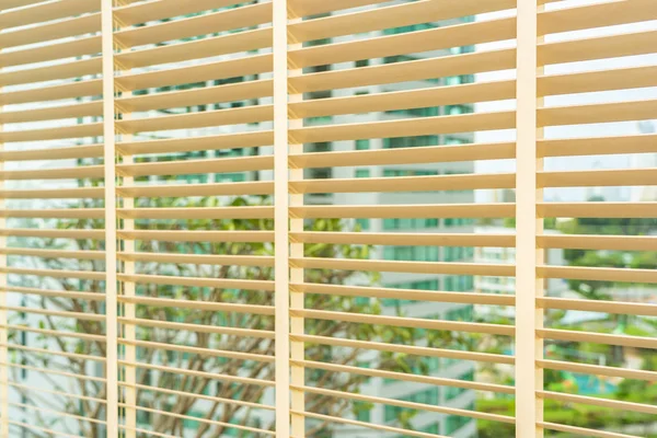 Жалюзи тени украшения интерьера окна — стоковое фото