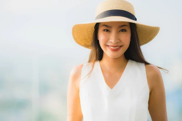 Porträtt vacker ung asiatisk kvinna lyckligt leende slappna av på ro — Stockfoto