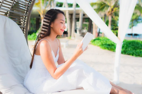 肖像 美丽的 亚洲 女人 读 书 周围 海滩 海 oce — 图库照片
