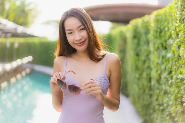 Portrét krásných asijských žen šťastný úsměv relaxujte kolem plavání — Stock fotografie