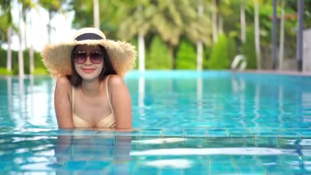 Filmaufnahmen Von Schönen Asiatischen Frau Entspannen Pool Hotel — Stockvideo