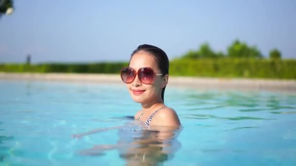 Imagens Bela Mulher Asiática Relaxante Piscina Hotel — Vídeo de Stock