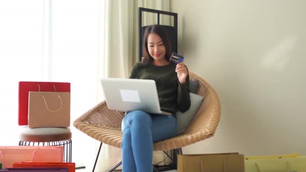 Imagens Bela Mulher Asiática Trabalhando Com Laptop Casa — Vídeo de Stock