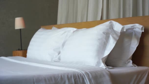 ホテルの寝室の豪華なインテリアの映像 — ストック動画