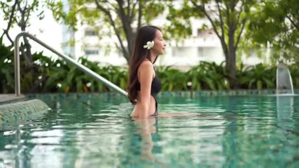 Images Belle Femme Asiatique Détendre Dans Piscine Hôtel — Video