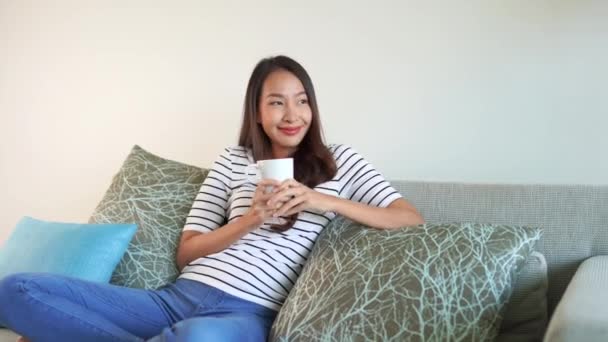 美人アジア人女性が一人で家でホットコーヒーを飲みながら — ストック動画