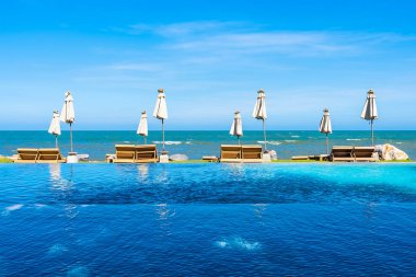 Güzel açık doğa manzara ile yatak şezlong sw çevresinde