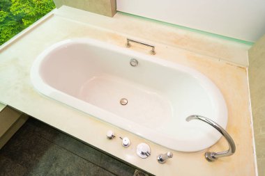 Güzel lüks ve temiz beyaz küvet dekorasyon iç