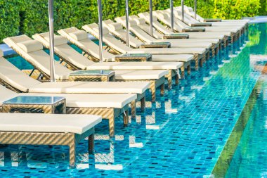 Otel re açık yüzme havuzu etrafında Şemsiye ve sandalye kanepe