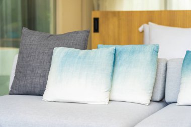 Kanepe sandalyede rahat yastık