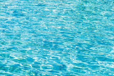 Soyut ve yüzey havuzu suyu, güneş ışığının geri çekilmesiyle yansır