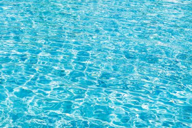 Soyut ve yüzey havuzu suyu, güneş ışığının geri çekilmesiyle yansır