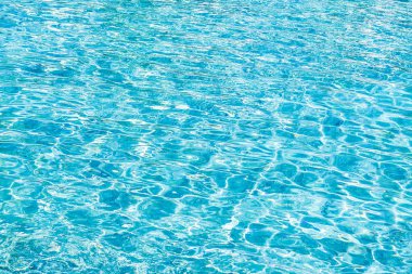 Soyut ve yüzey havuzu suyu, güneş ışığının geri çekilmesiyle yansır