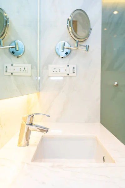 Rubinetto acqua e lavabo decorazione in bagno interno — Foto Stock