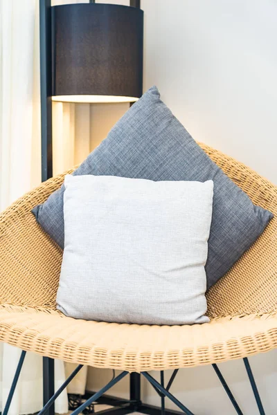Travesseiro na decoração da cadeira do sofá — Fotografia de Stock