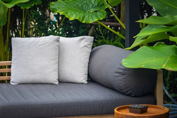Travesseiro confortável na cadeira do sofá — Fotografia de Stock