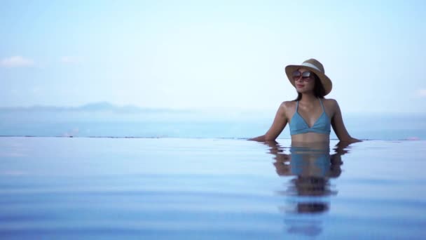 Imagens Bela Mulher Asiática Relaxante Piscina Hotel — Vídeo de Stock