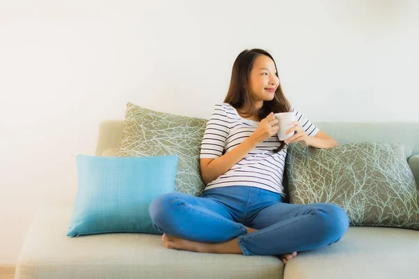 Portrait beautiful young asian woman on sofa with coffee cup — Stock Photo, Image