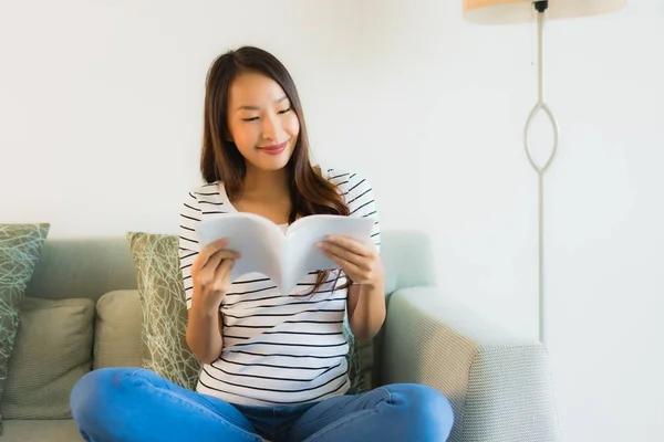 Retrato hermosa joven asiático mujeres leyendo libro con café cu — Foto de Stock