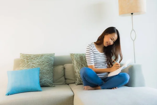 Retrato hermosa joven asiático mujeres leyendo libro con café cu — Foto de Stock