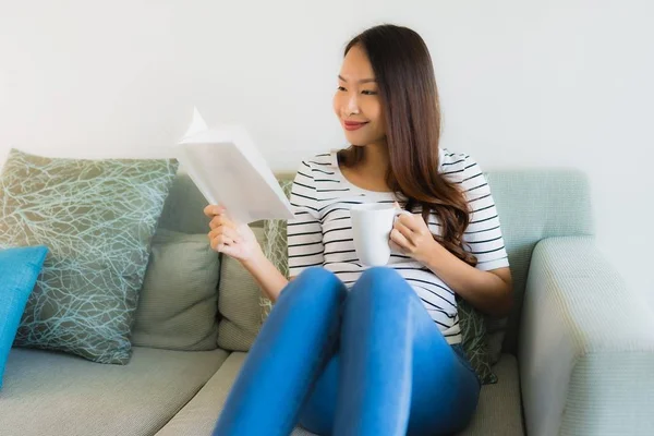 Ritratto belle giovani donne asiatiche leggere libro con caffè cu — Foto Stock