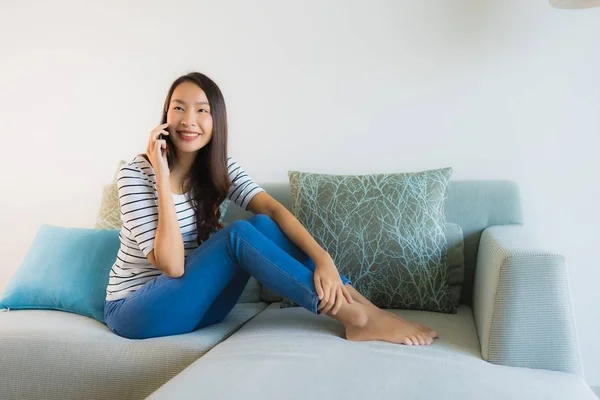 Портрет красивой молодой азиатской женщины, использующей или говорящей мобильный фо — стоковое фото